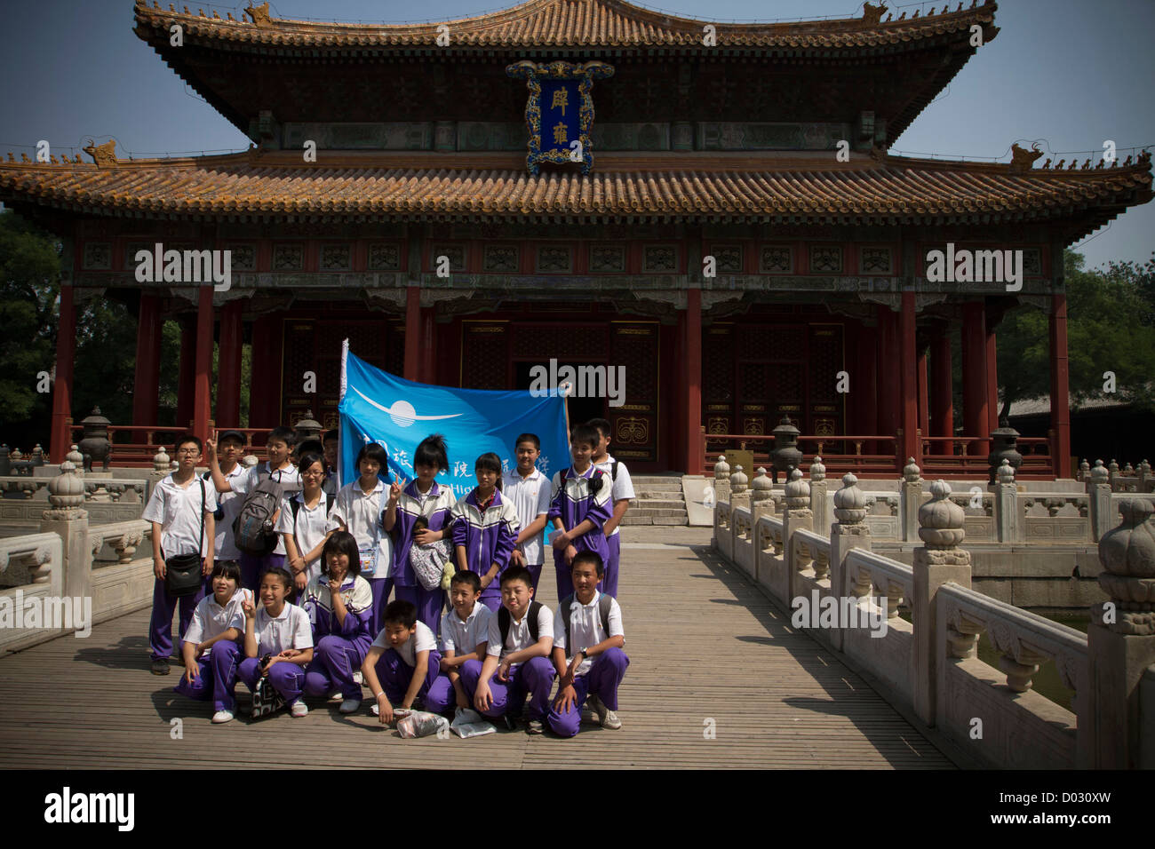 Un gruppo di cinesi di alta scuola gli alunni posano per una foto di gruppo al di fuori del Tempio di Confucio e Guozijian, Pechino, Cina. Foto Stock