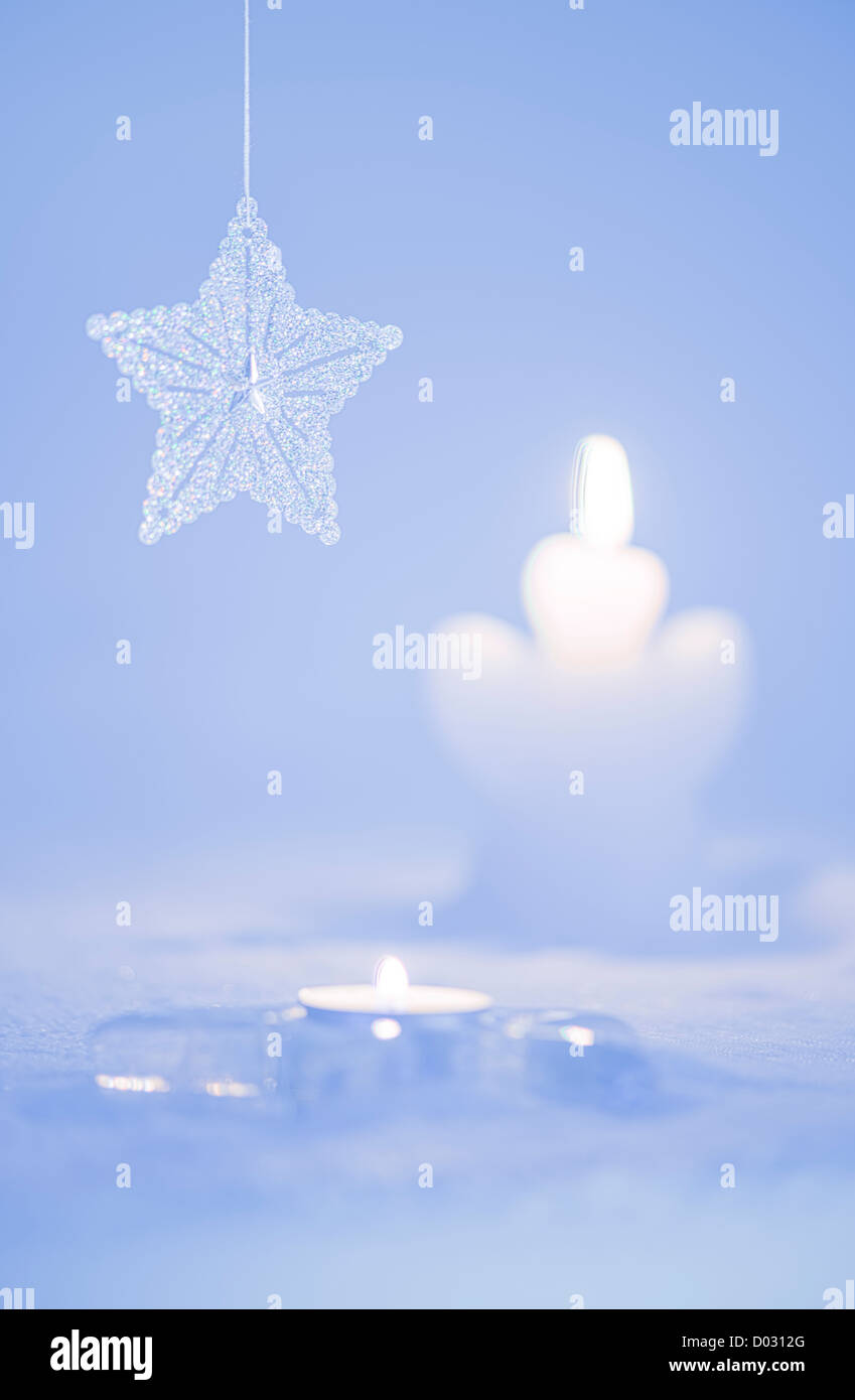 Natale il simbolo del fiocco di neve. Decorazione per albero di Natale sulla luce blu sullo sfondo innevato. Foto Stock