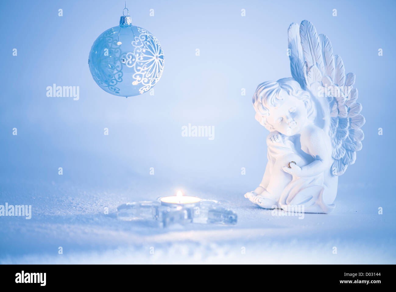Decorazione Wintery. Angelo decorazione di Natale sulla neve. Foto Stock