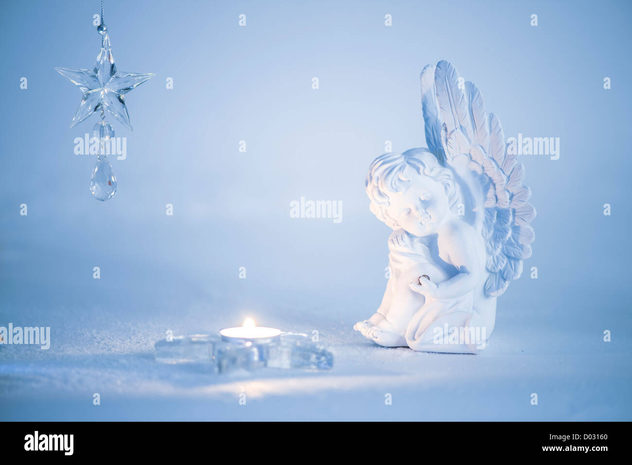 Angelo decorazione di Natale sulla neve. Copia dello spazio. Foto Stock