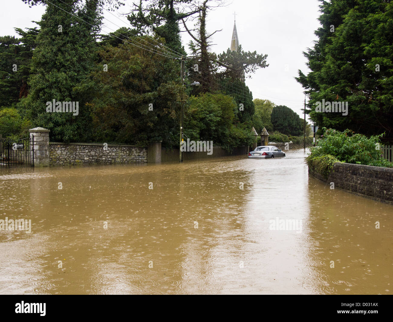 Heavy Rain a metà settembre 2012 hanno portato a questa alluvione di Skerries, County Dublin, Irlanda con una vettura bloccato in essa Foto Stock