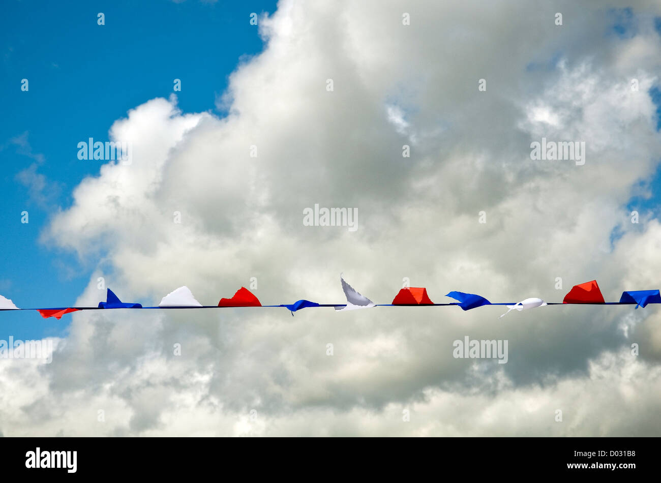 Rosso, bianco e blu bunting nella celebrazione della Regina Elisabetta II di Diamante Giubileo. Foto Stock