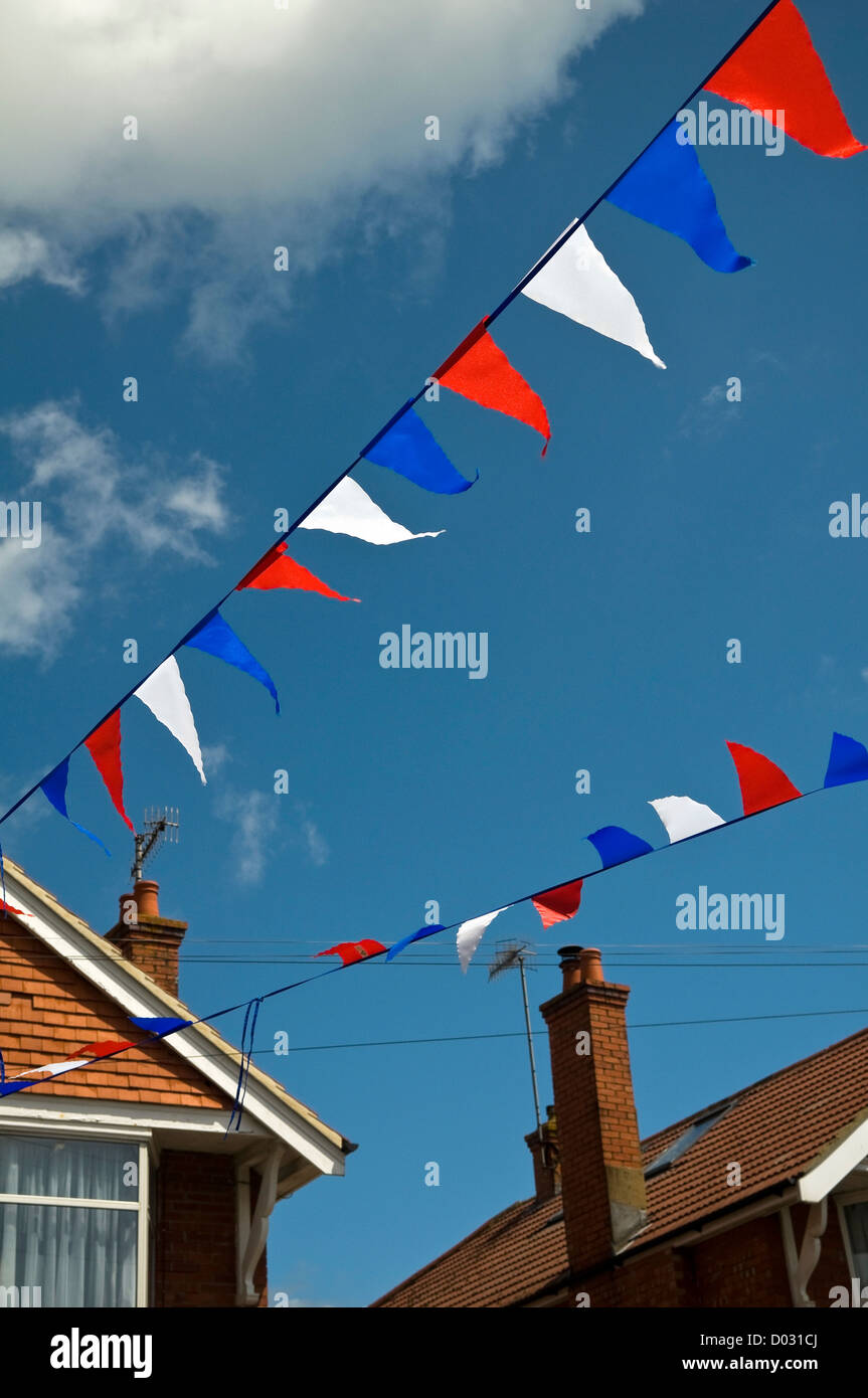 Rosso, bianco e blu bunting nella celebrazione della Regina Elisabetta II di Diamante Giubileo. Foto Stock