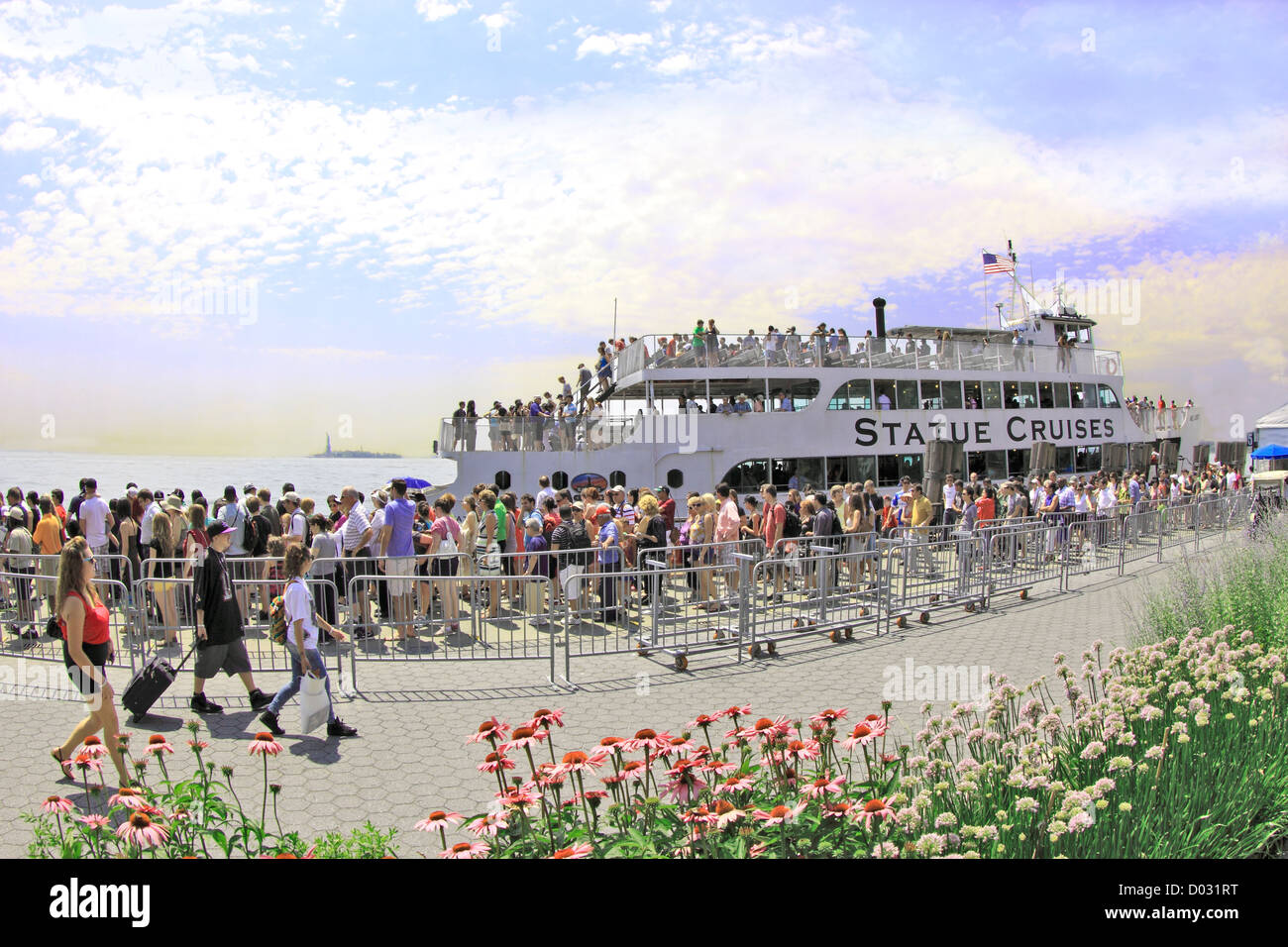 I turisti imbarco tour in barca per la Statua della Libertà in Battery Park New York City Foto Stock