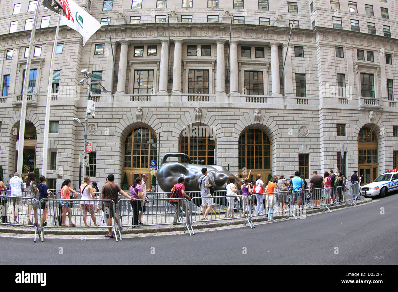 Linea di turisti fino ad avere le foto scattate con il Wall Street Bull Lower Manhattan New York City Foto Stock