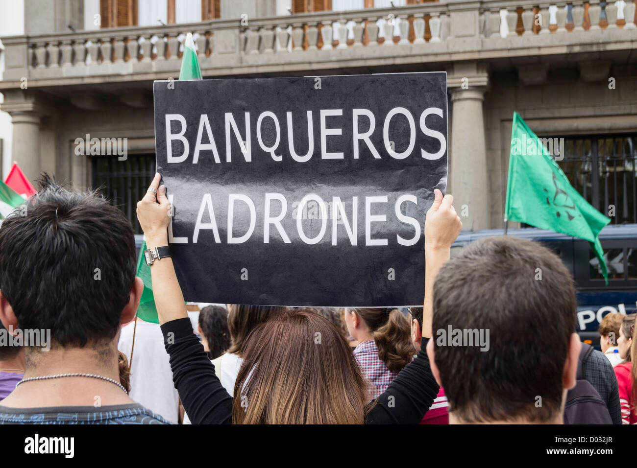 Studente spagnolo a protestare al di fuori del palazzo del governo con il cartello che dice "Banqueros Ladrones' ( tnieving banchieri). Foto Stock