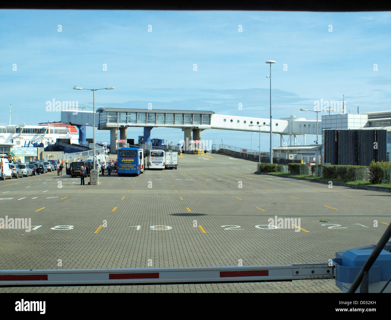 Veicoli di trasporto in attesa al bordo del mare irlandese-cat servizio traghetti di Dun Laoghaire, Dublino. Foto Stock