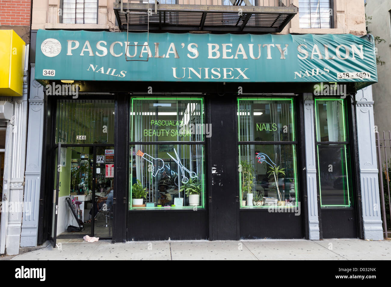 Salone di bellezza in Lenox Avenue Harlem, New York Foto Stock