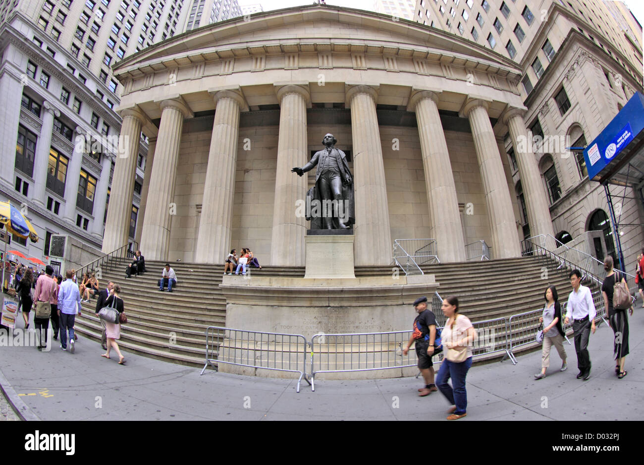 George Washington statua che si trova nella parte anteriore del Federal Hall National Memorial Wall Street Financial District di Manhattan a New York City Foto Stock