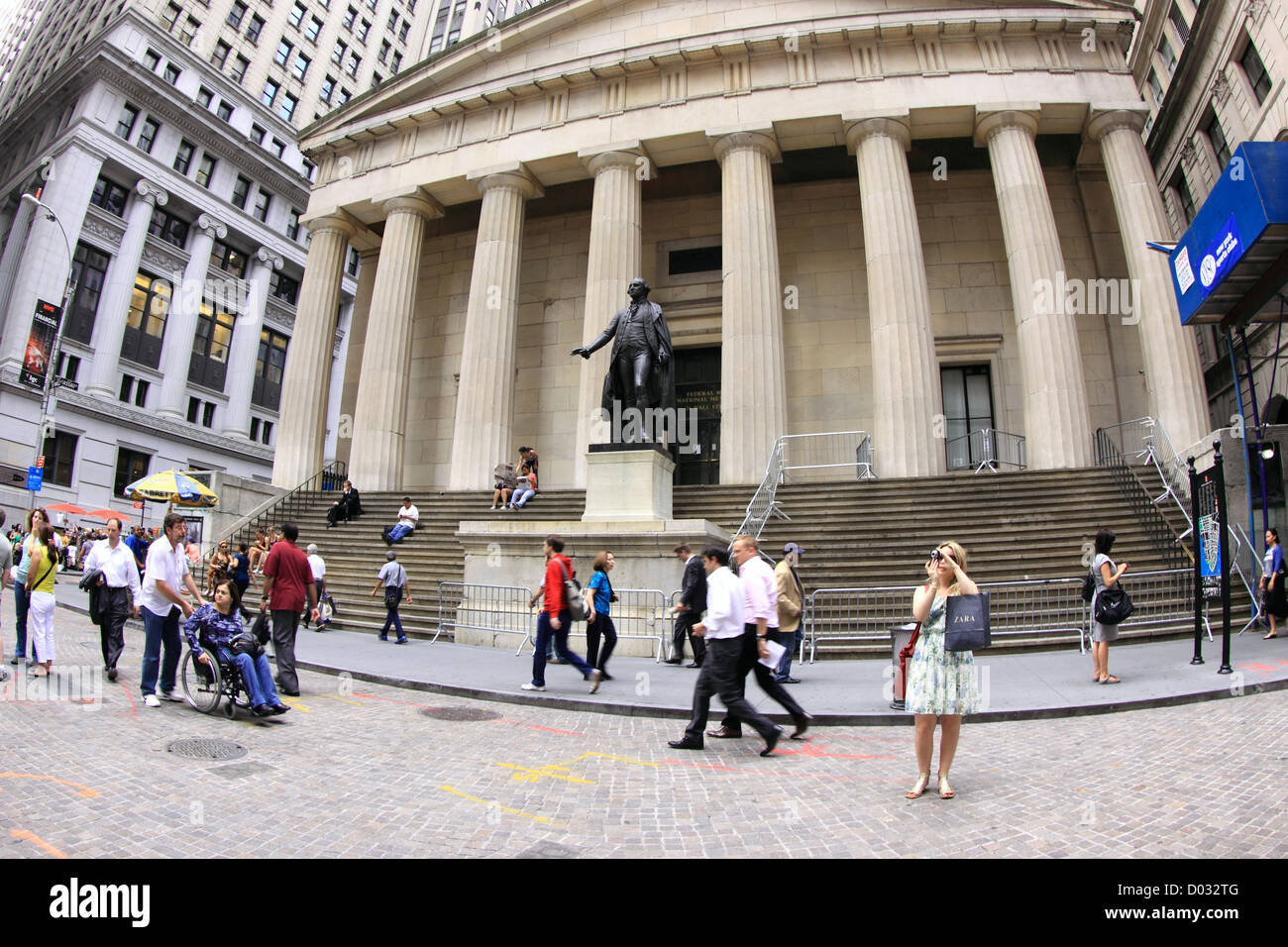George Washington statua che si trova nella parte anteriore del Federal Hall National Memorial Wall Street Financial District di Manhattan a New York City Foto Stock