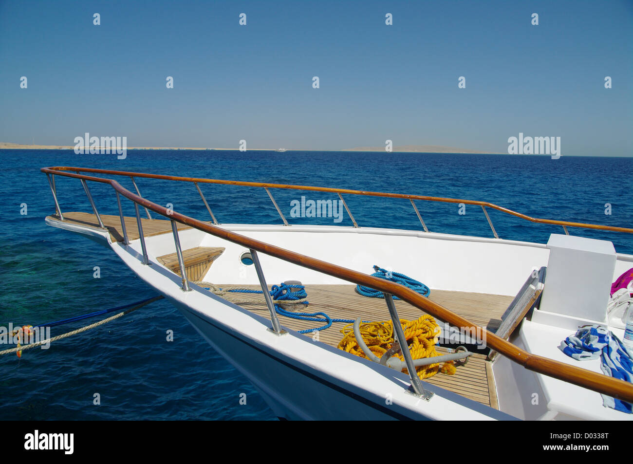 Fune di ancoraggio su una barca in mare rosso Foto Stock