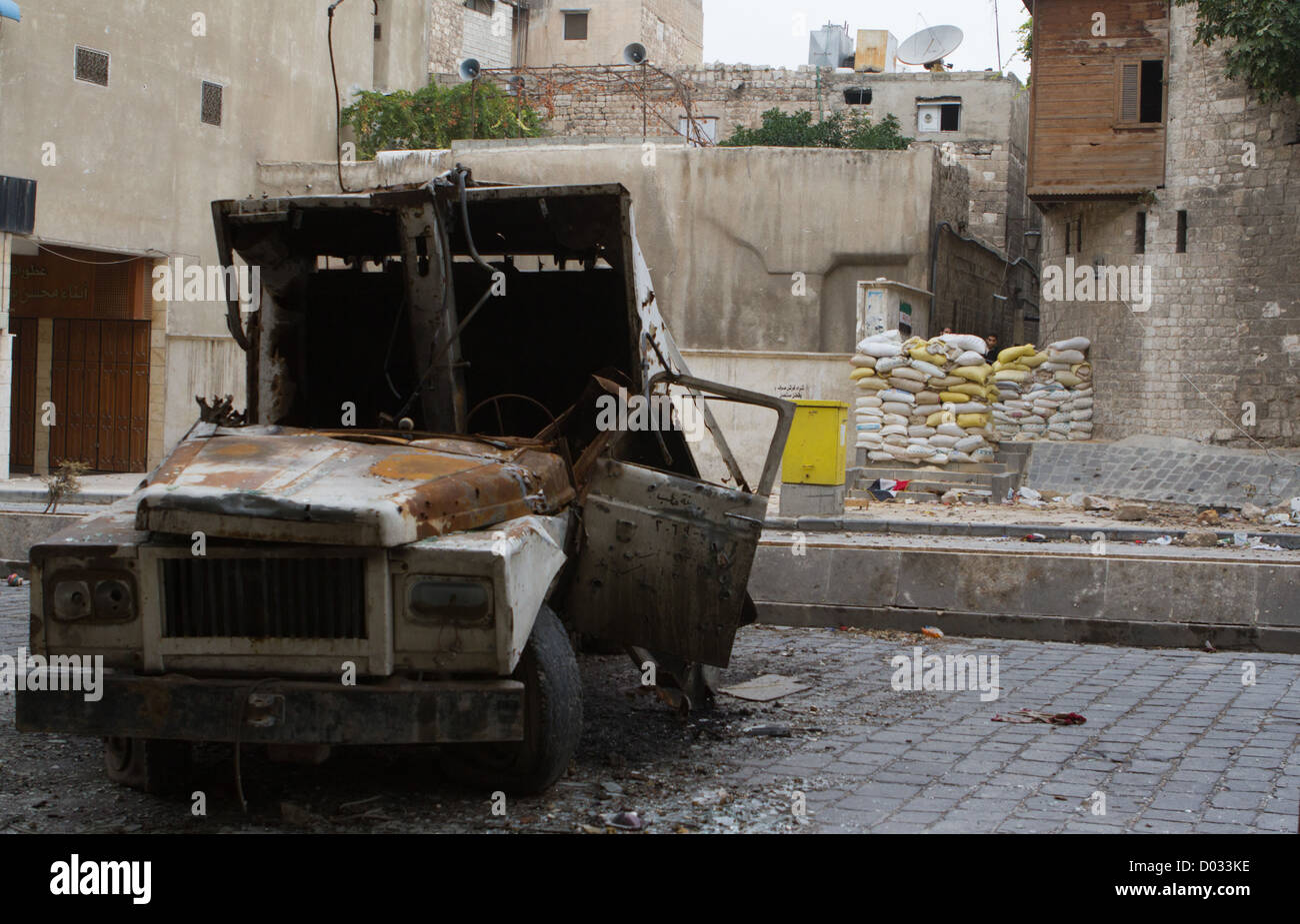 Aleppo, Siria: un libero esercito siriano fighters stare dietro i sacchi di sabbia nella città vecchia. Cecchini sparare a persone che attraversano la strada. Foto Stock