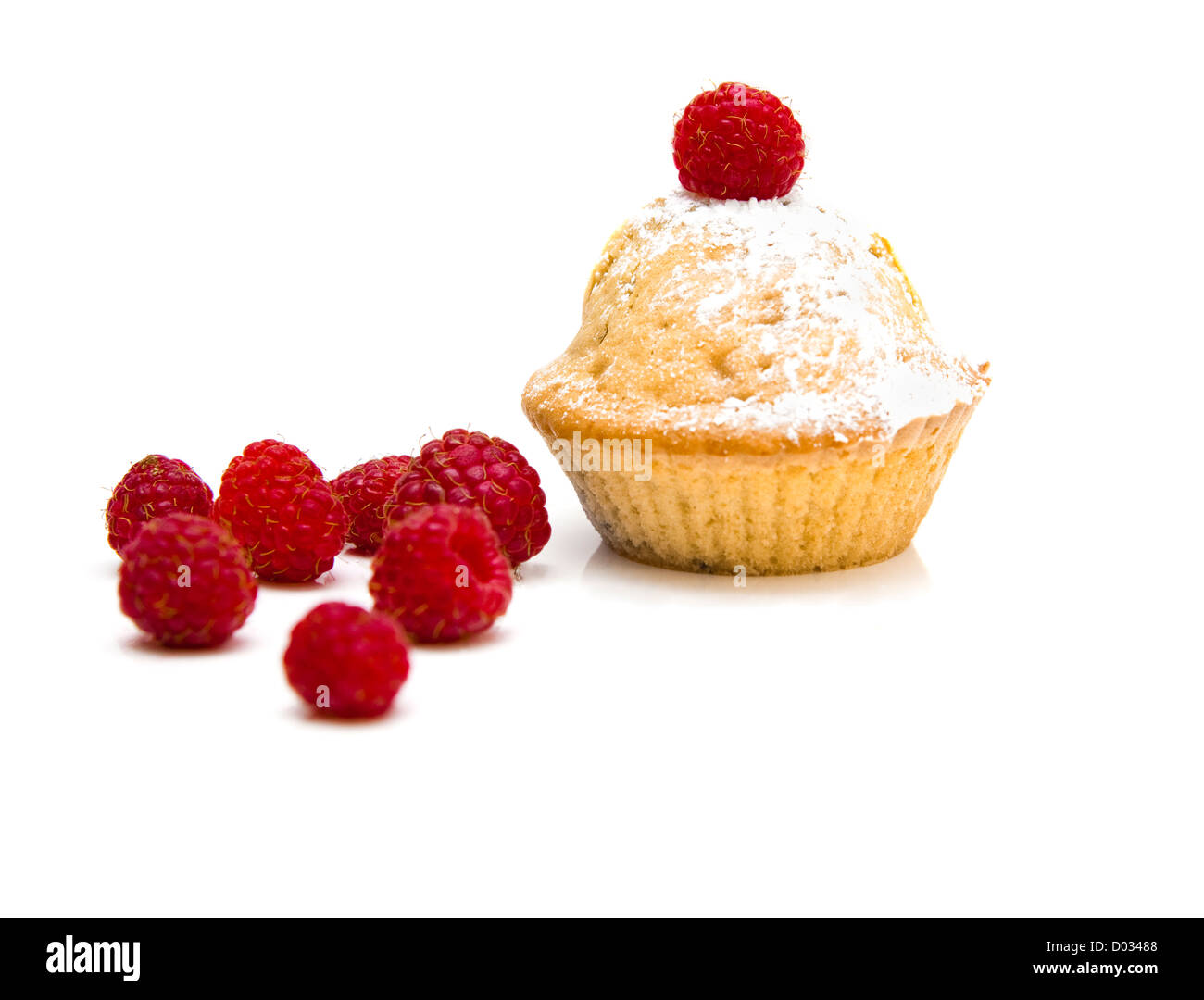 Muffin ai lamponi isolate su uno sfondo bianco Foto Stock