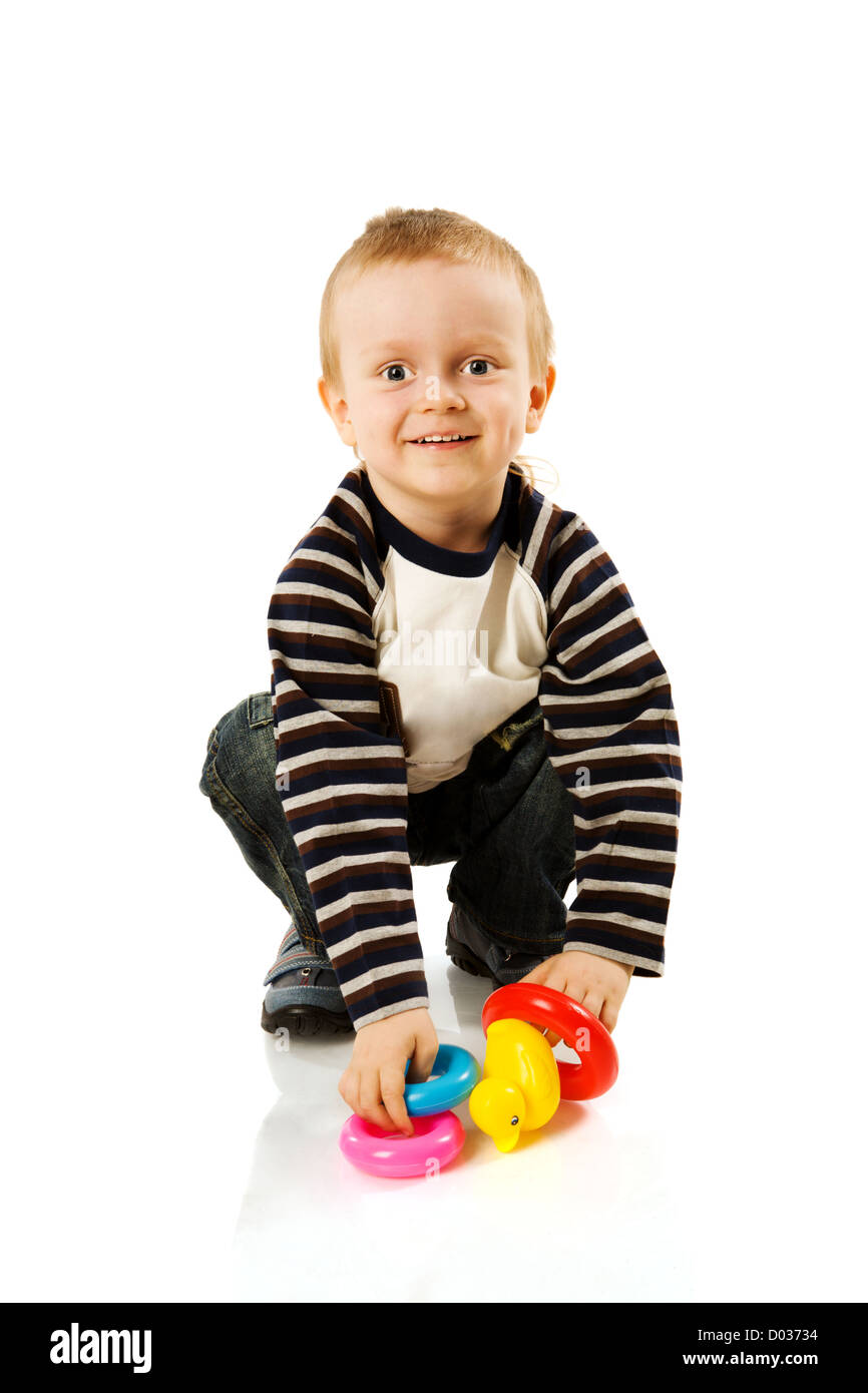 Ragazzo giocando con colorati giocattolo piramide isolato su bianco Foto Stock