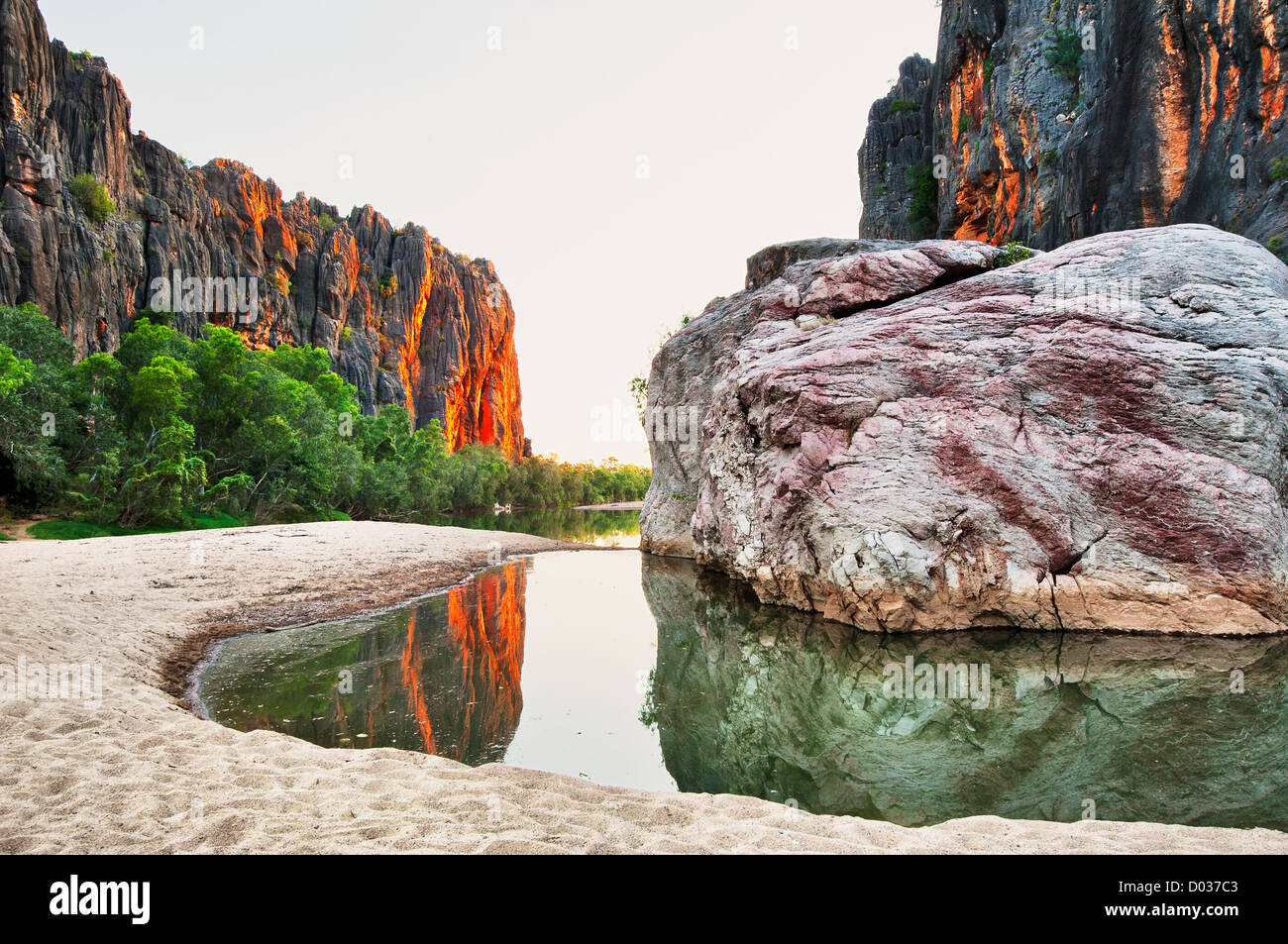 Windjana Gorge e Bandiangan Rock nella luce della sera. Foto Stock