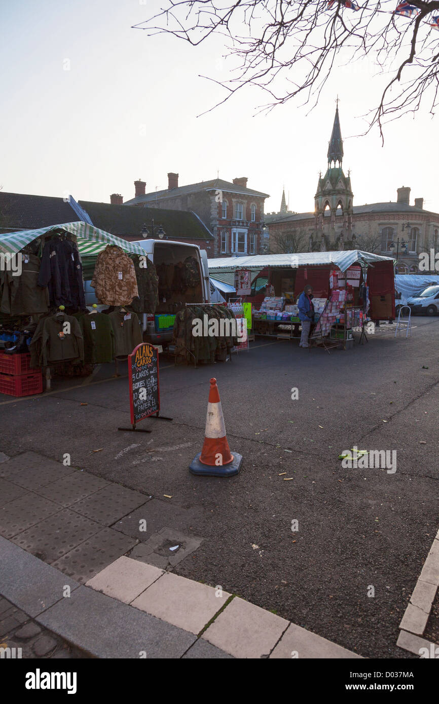 Horncastle Town, Lincolnshire, Regno Unito Inghilterra luogo di mercato con bancarelle Foto Stock