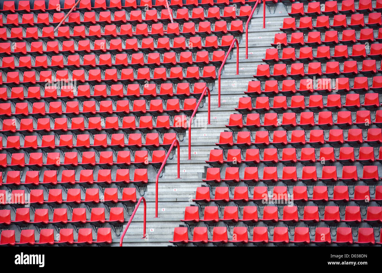 Rosso vuoto posti in uno stadio di calcio Foto Stock