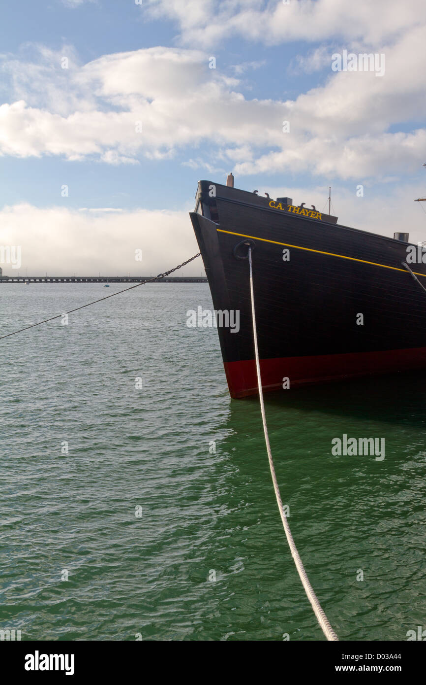 Prua di nave a vela C. A. Thayer ancorata a San Francisco in California a San Francisco Maritime National Historical Park Foto Stock