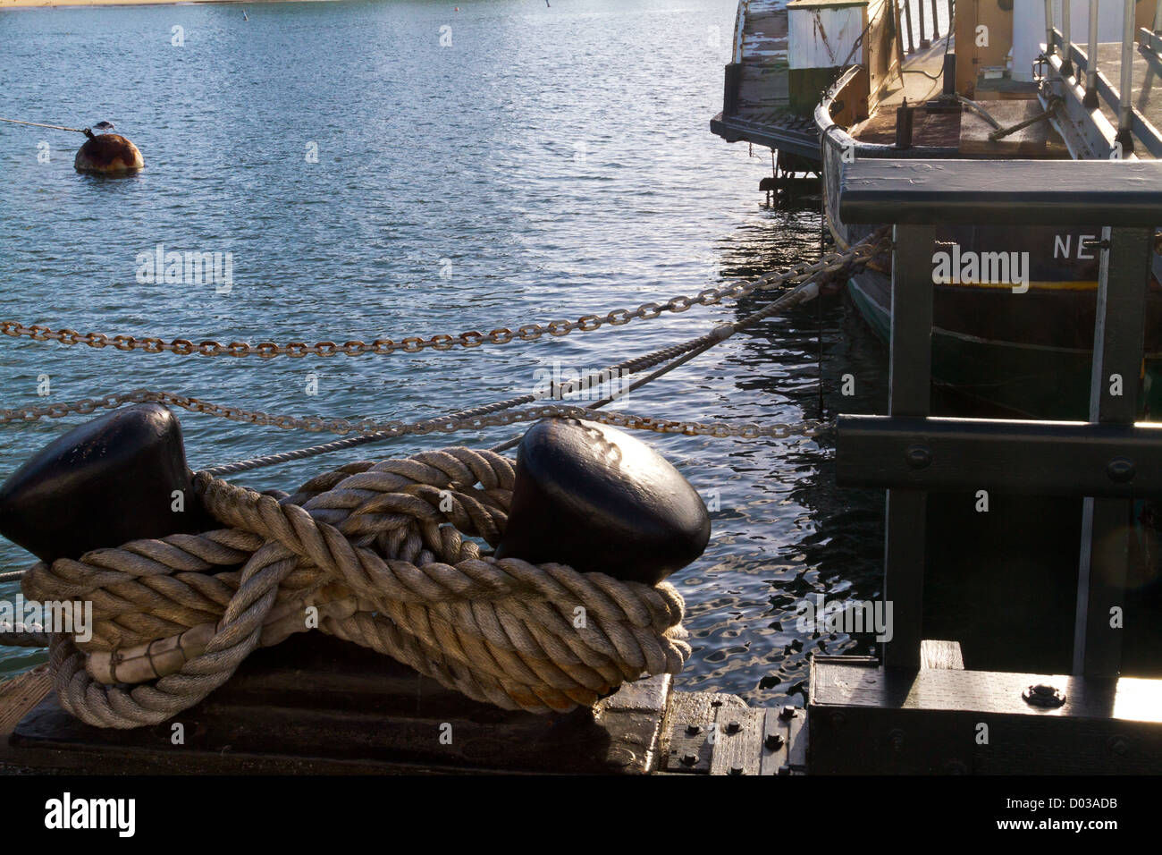 Dettaglio del bollard funi e tenendo la barca in San Francisco, California Foto Stock
