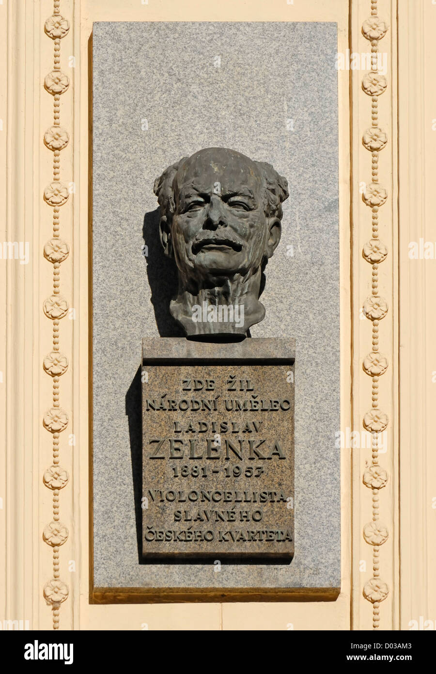 Praga, Repubblica Ceca. Una lapide commemorativa e busto in bronzo: Ladislav Zelenka (1881-1957, violoncellista) a Mostecká 14 Foto Stock