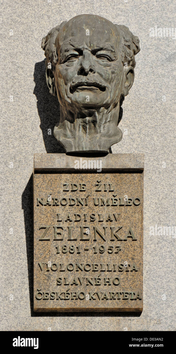 Praga, Repubblica Ceca. Una lapide commemorativa e busto in bronzo: Ladislav Zelenka (1881-1957, violoncellista) a Mostecká 14 Foto Stock