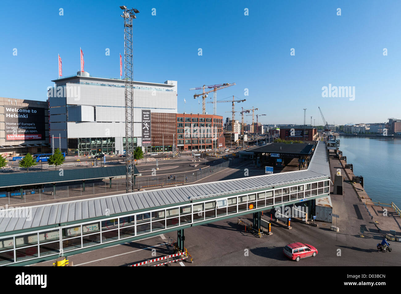 Vista dalla Tallink ferry attraverso Jätkäsaari area di Helsinki, dove alcuni importanti nuovi sviluppi sono in costruzione Foto Stock