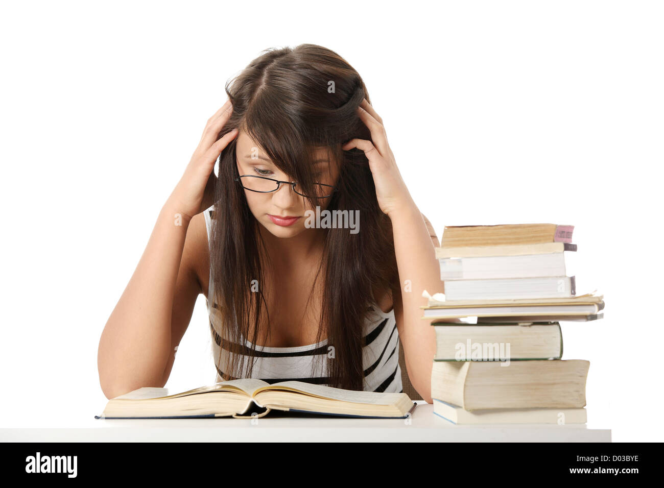 Giovane studente donna con un sacco di libri di studiare per gli esami. isolato su sfondo bianco Foto Stock