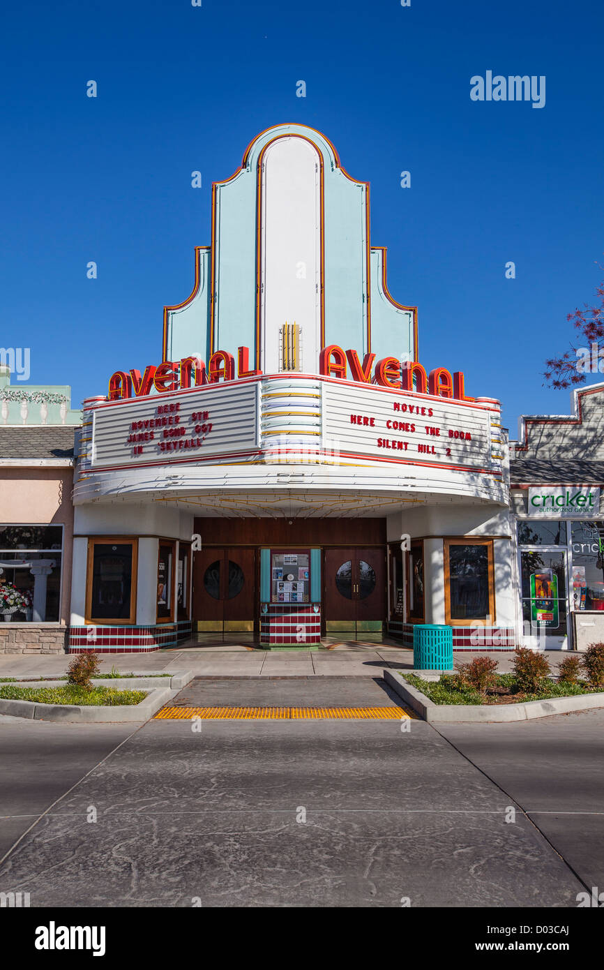 L'art deco cinema Avenal in California, un ben conservato esterno e tendone. Foto Stock