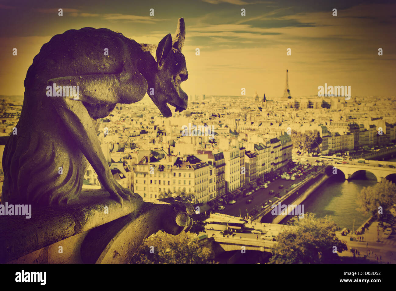 Panorama di Parigi, Francia. Vista sulla Tour Eiffel e la Senna dalla cattedrale di Notre Dame. Retrò, vintage Foto Stock