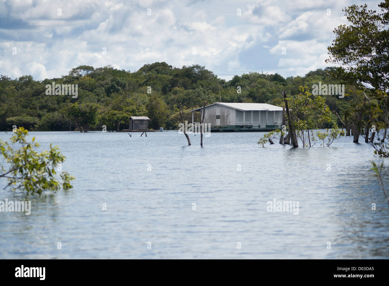 Casa galleggiante a Anavilhanas area protetta, foresta amazzonica, Brasile del Nord. Appartiene alla ICMbio. Foto Stock