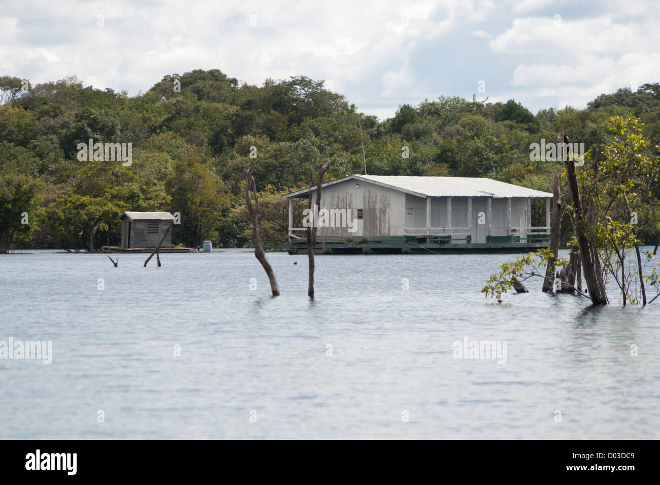 Casa galleggiante a Anavilhanas area protetta, foresta amazzonica, Brasile del Nord. Appartiene alla ICMbio. Foto Stock