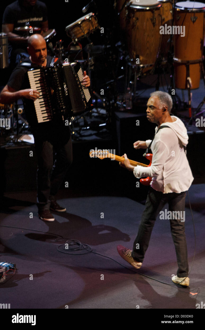 Ottobre 23, 2012 - Los Angeles, California, Stati Uniti - Musicista Gilberto Gil suona dal vivo presso il Walt Disney Concert Hall di Martedì, Ottobre 23, 2012 nel centro di Los Angeles, California. (Credito Immagine: © Patrick Fallon/ZUMAPRESS.com) Foto Stock