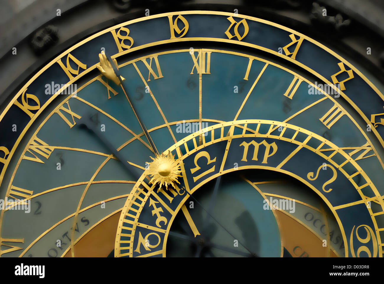 Praga, Repubblica Ceca. Orologio astronomico / Orloj, il Municipio, la Piazza della Città Vecchia. Sfondo sfocato digitalmente Foto Stock