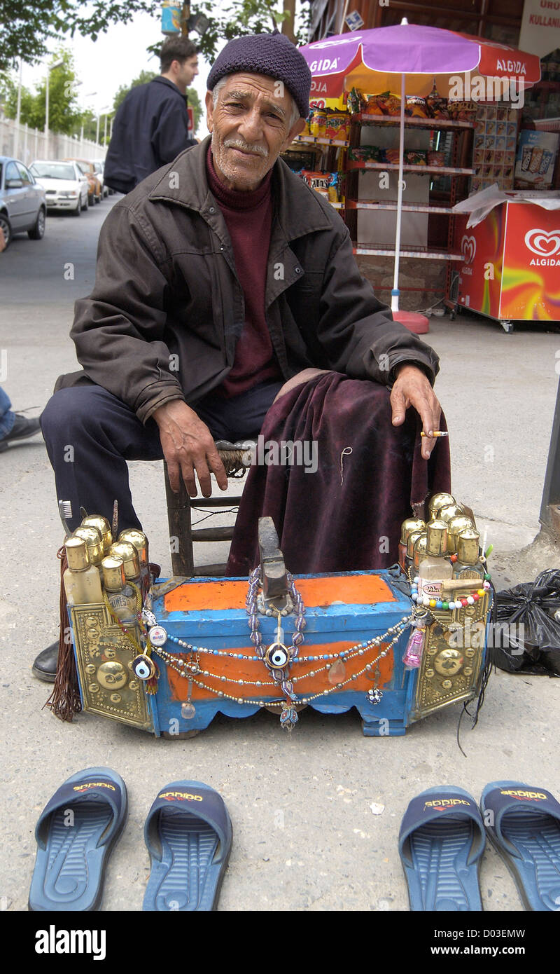 Lustrascarpe Man nei pressi di bancarelle del mercato accanto alla Moschea Blu .old Istanbul Turchia Foto Stock