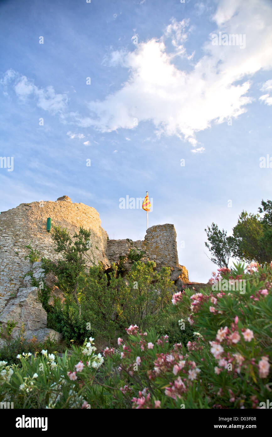 Rosso e giallo bandiera catalana in Begur rovine del castello Foto Stock