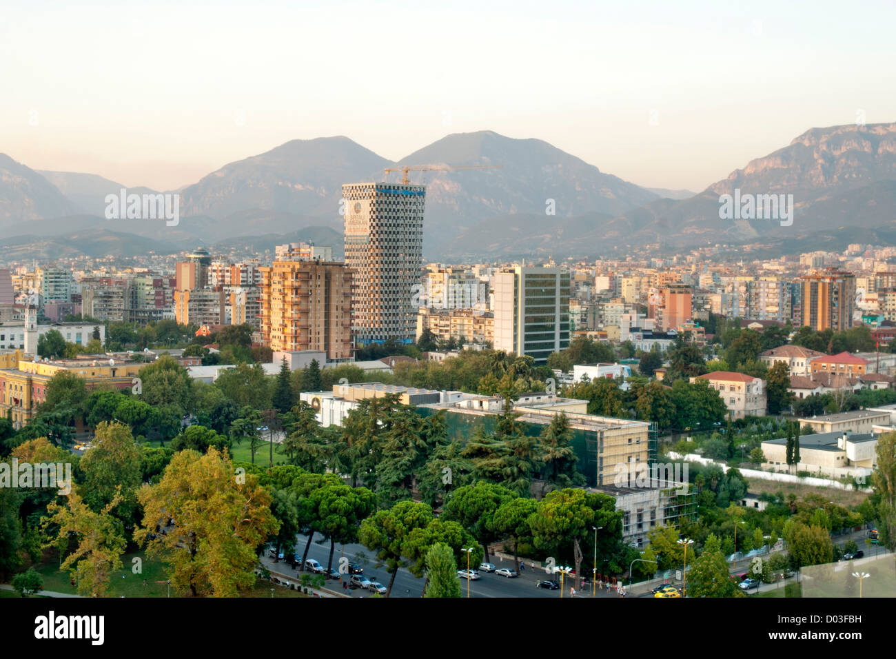 Vista su tutta la città di Tirana, la capitale dell'Albania. Foto Stock
