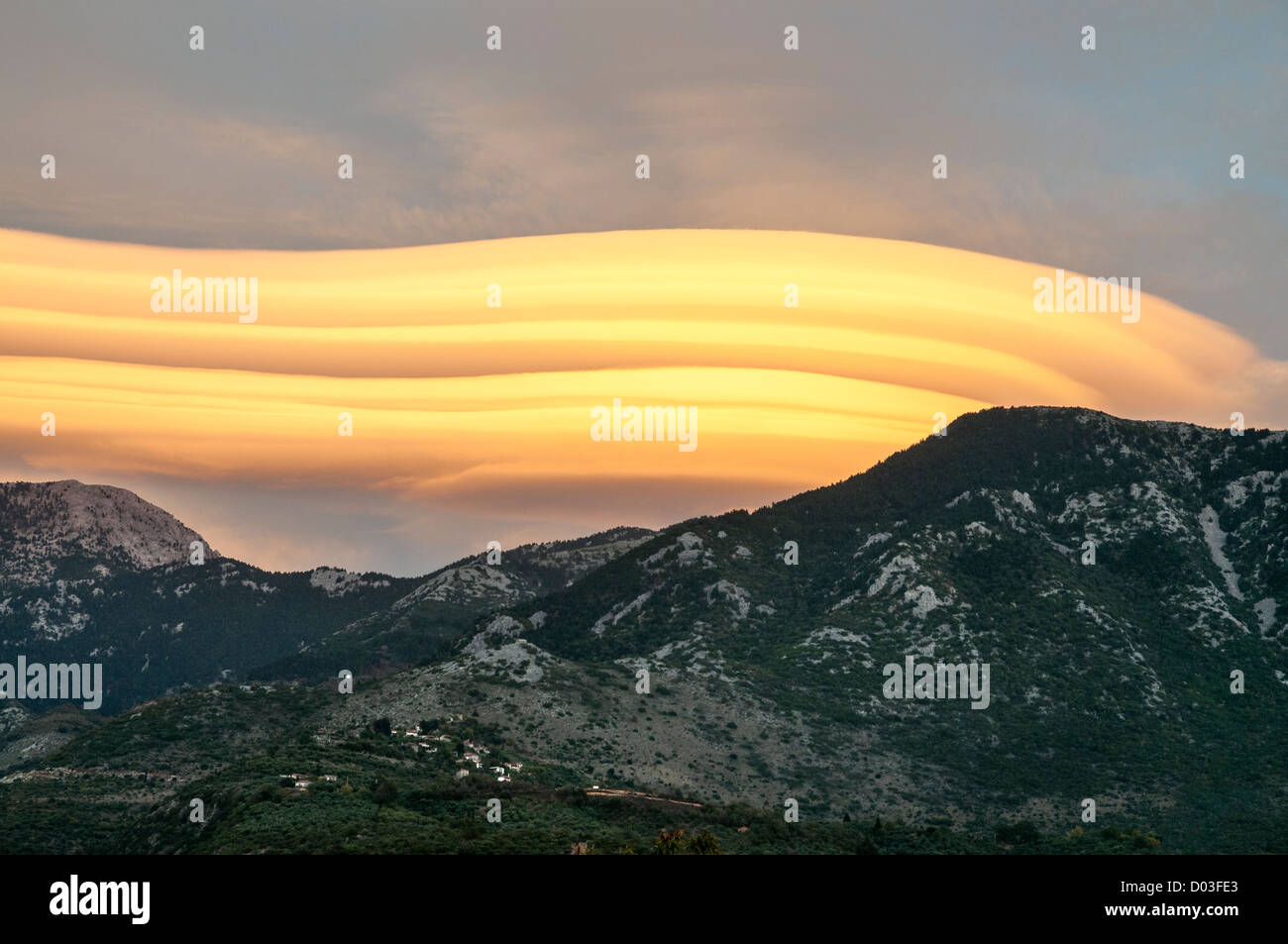 Nuvole lenticolari formante al tramonto del Taygetus montagne, nella parte esterna di Mani, Peloponneso e Grecia. Foto Stock