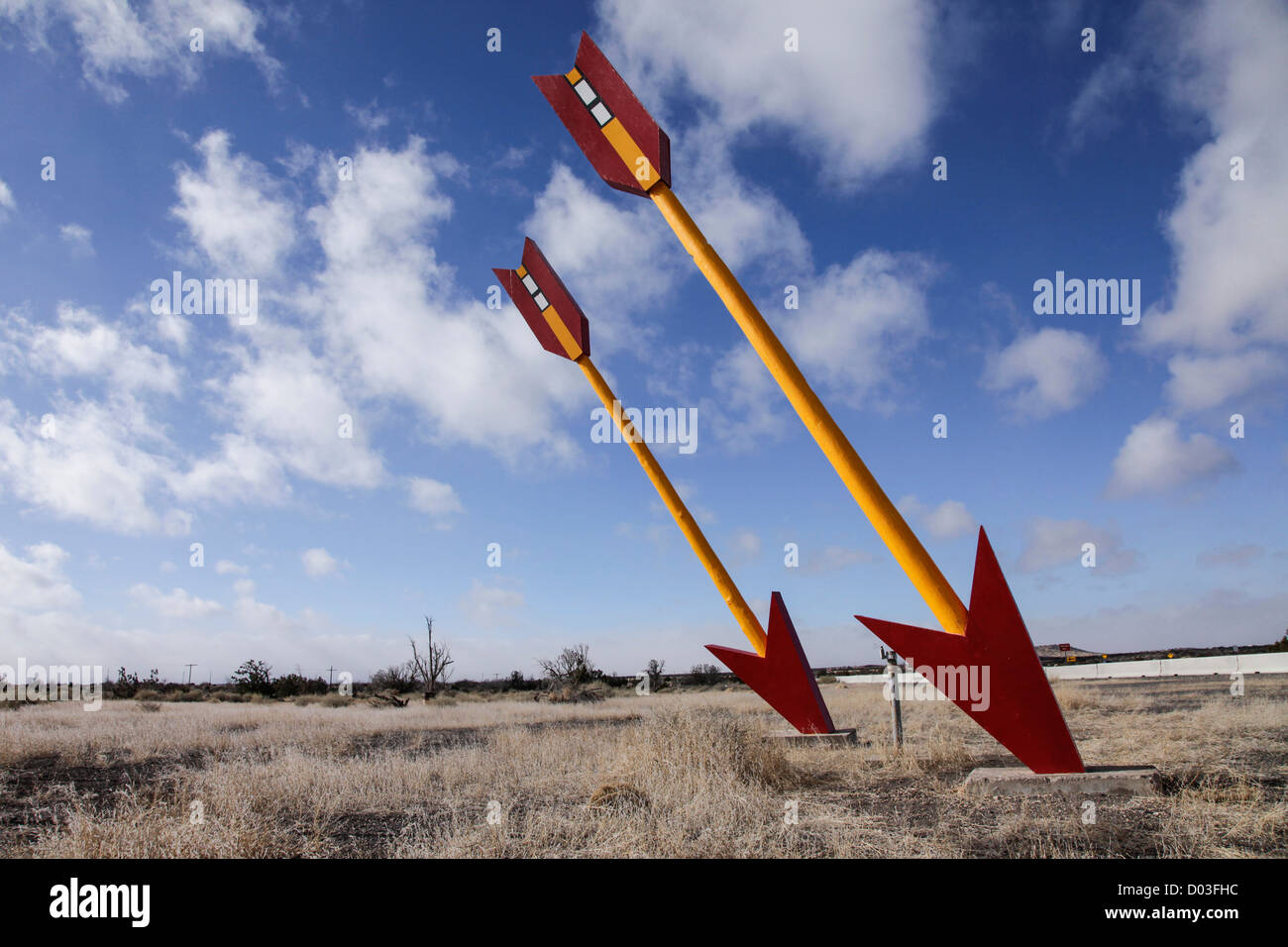 Doppie frecce, Arizona, Stati Uniti. Route 66. Doppie frecce abbandonata la stazione di gas. Foto Stock
