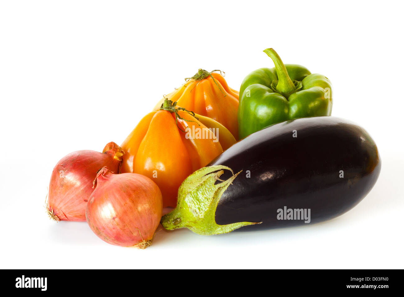 Ancora vita consistente di melanzana e Peperone verde, rosa cipolle e Coeur de boeuf pomodori Foto Stock