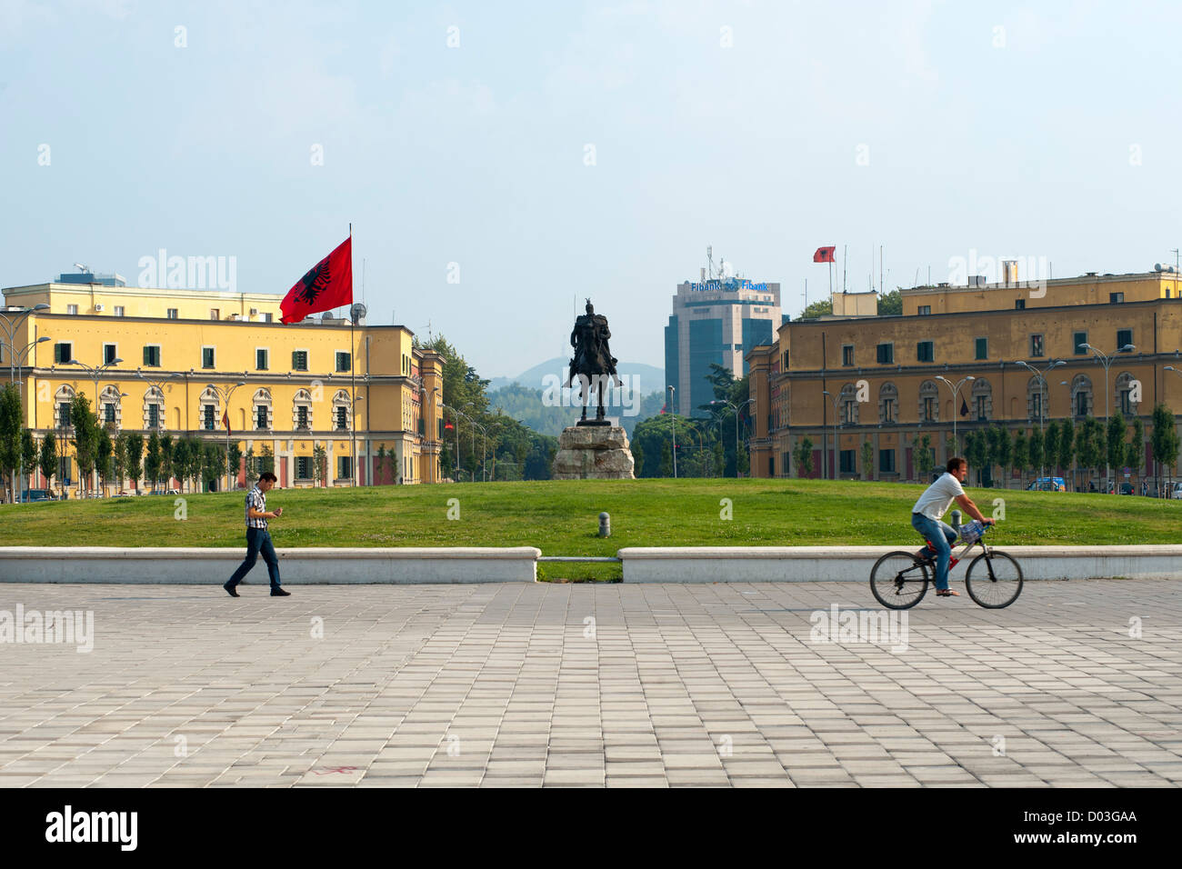 Piazza Skanderbeg e il monumento di Skanderbeg a Tirana, la capitale dell'Albania. Foto Stock