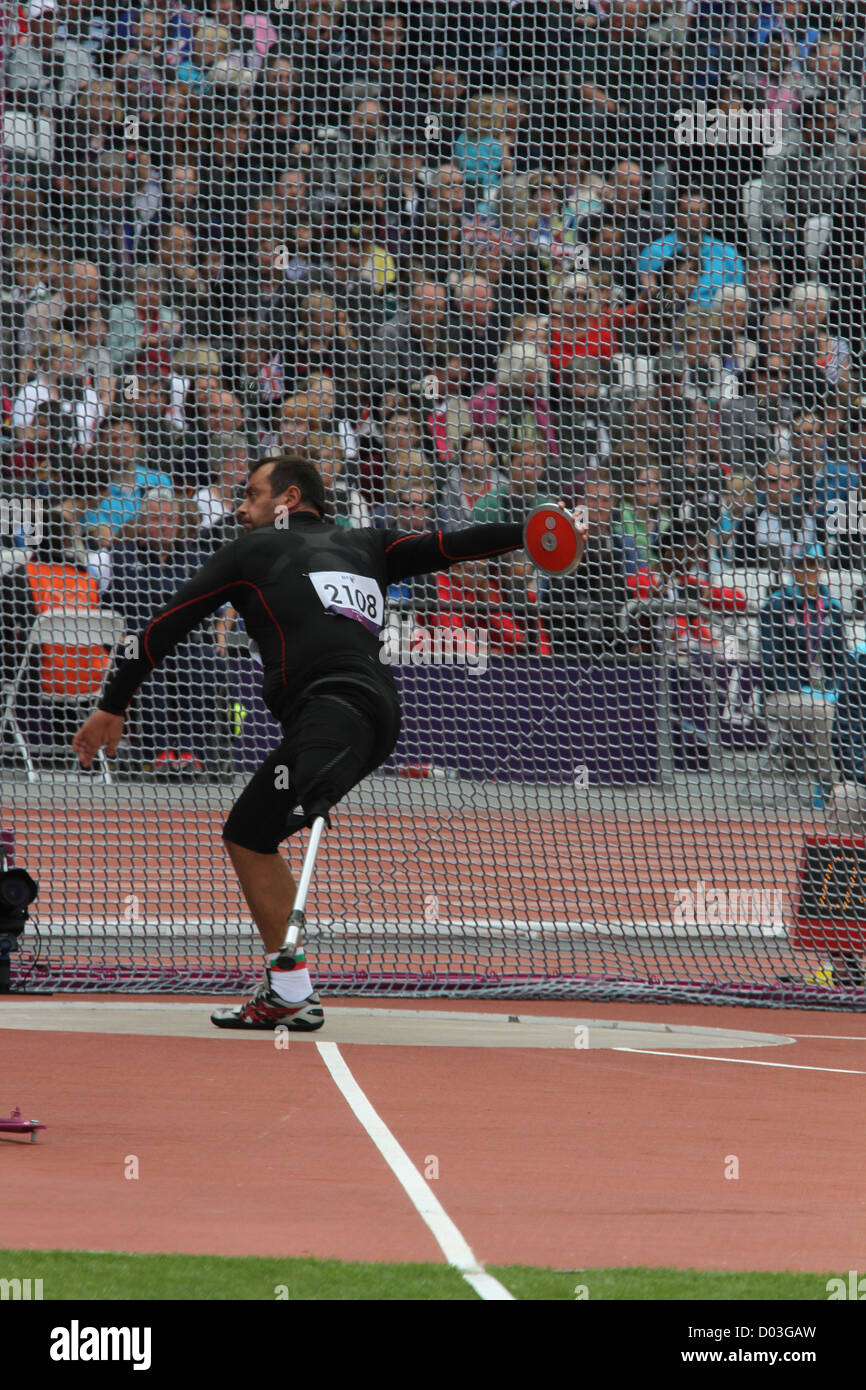 Dechko Ovcharov della Bulgaria a Uomini Lancio del disco - F42 al London 2012 Giochi paralimpici Foto Stock