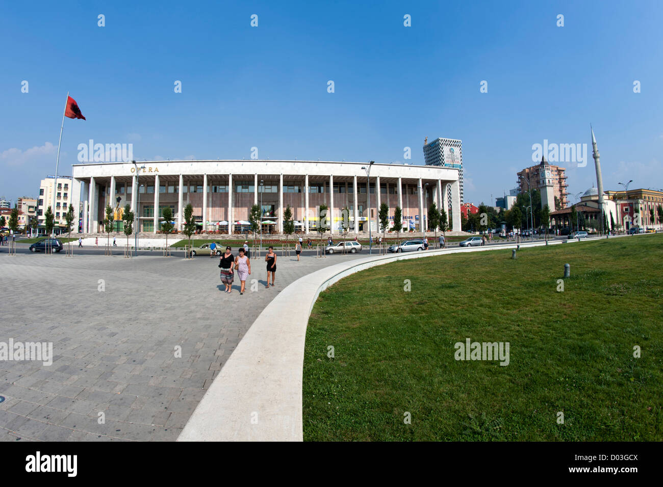 Il Teatro Nazionale e la Opera House Building a Tirana, la capitale dell'Albania. Foto Stock