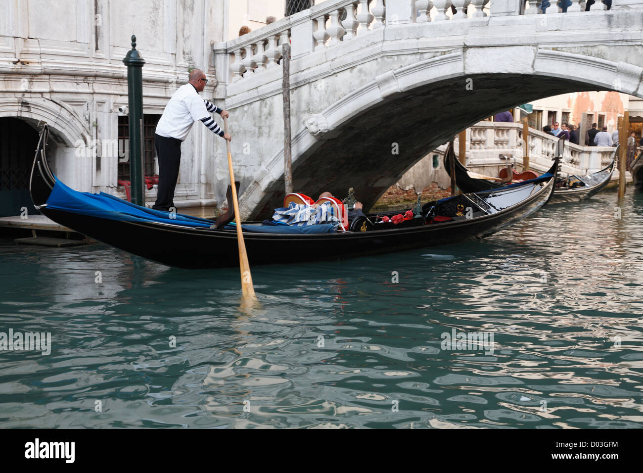 Gondole e gondolieri nei canali di Venezia in gondola autunno canal Foto Stock