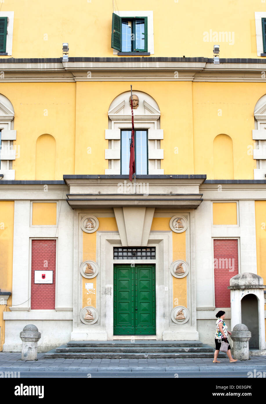 Edificio amministrativo a Tirana, la capitale dell'Albania. Foto Stock