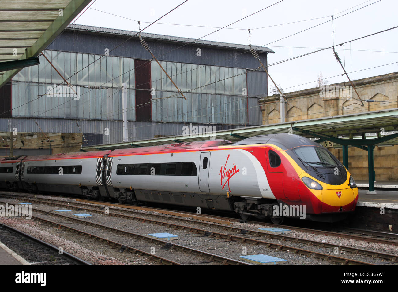 Classe 390 Vergine Pendolino elettrico unità multiple con il treno alla stazione di Carlisle su un servizio a Glasgow Central. Foto Stock