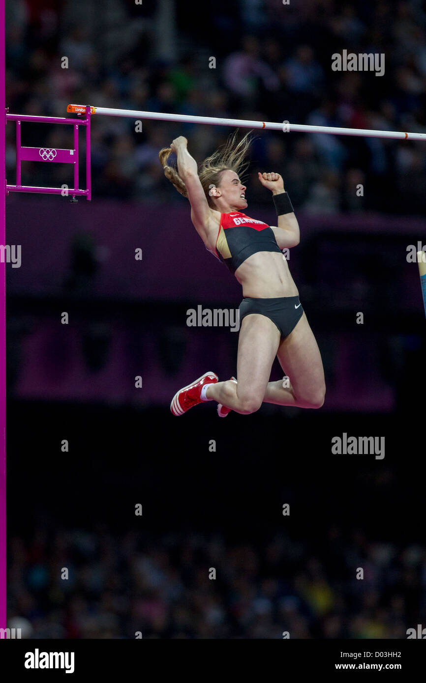 Silke Spiegelburg (GER) concorrenti in donne del Pole Vault presso le Olimpiadi estive di Londra, 2012 Foto Stock