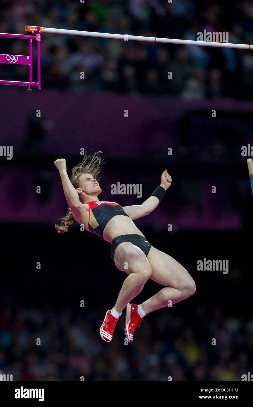 Silke Spiegelburg (GER) concorrenti in donne del Pole Vault presso le Olimpiadi estive di Londra, 2012 Foto Stock