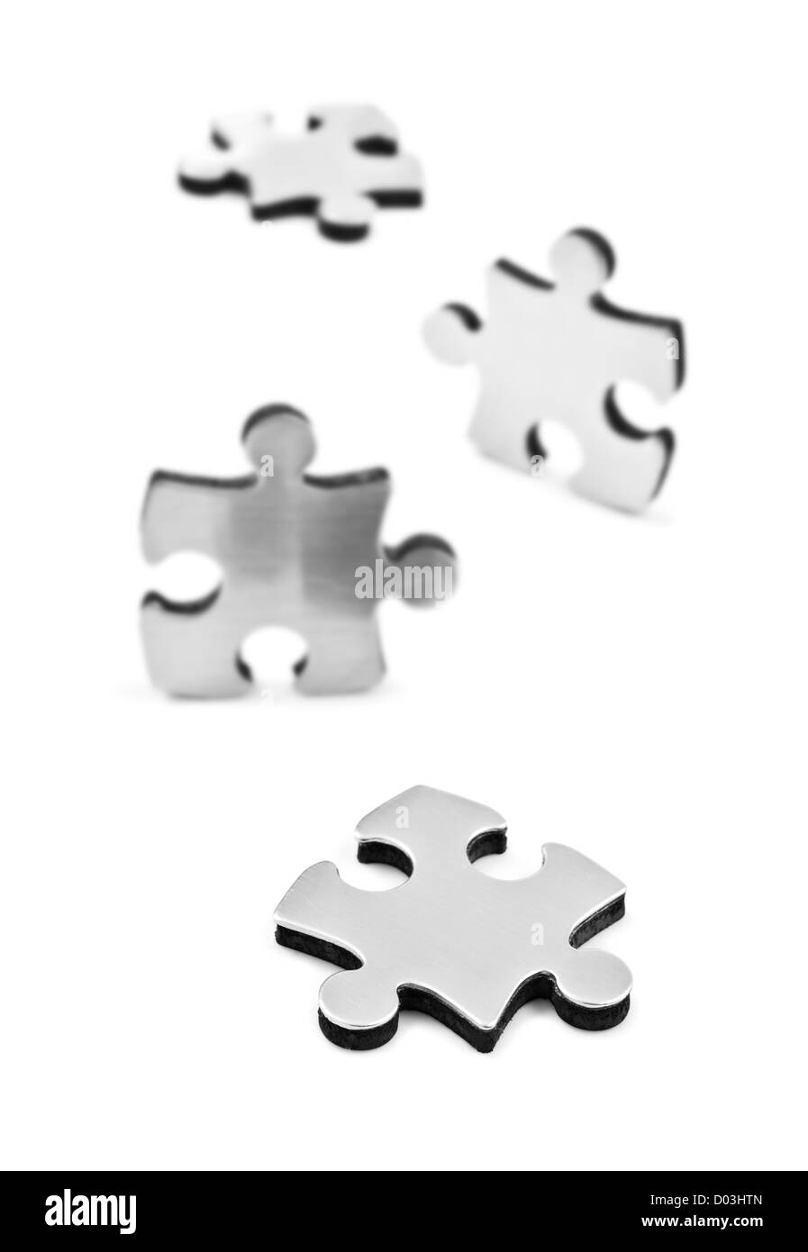 Acciaio inossidabile i pezzi del puzzle su sfondo bianco con spazio per il testo Foto Stock