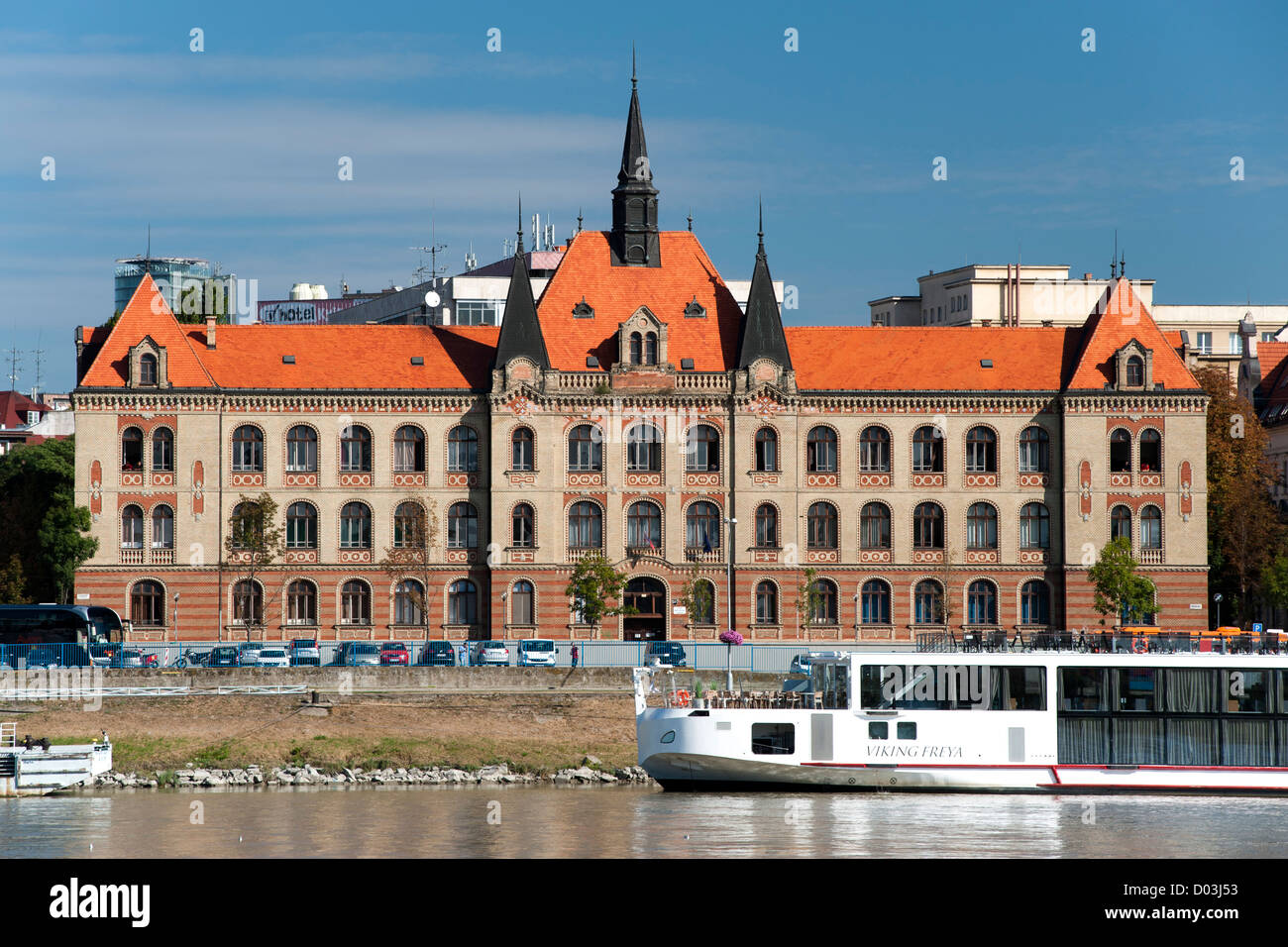 Il Priemyselna Stredna Skola Strojnicka edificio sulle rive del Danubio a Bratislava, la capitale della Slovacchia. Foto Stock