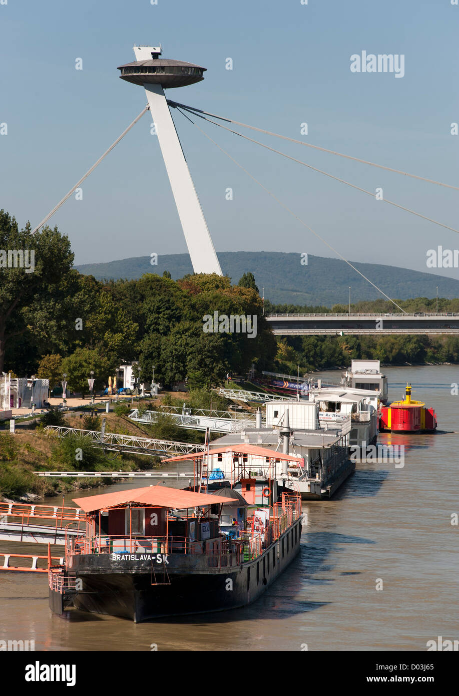 La piattaforma di osservazione e la struttura del nuovo ponte (Novy Most) oltre il Fiume Danubio a Bratislava, la capitale della Slovacchia. Foto Stock